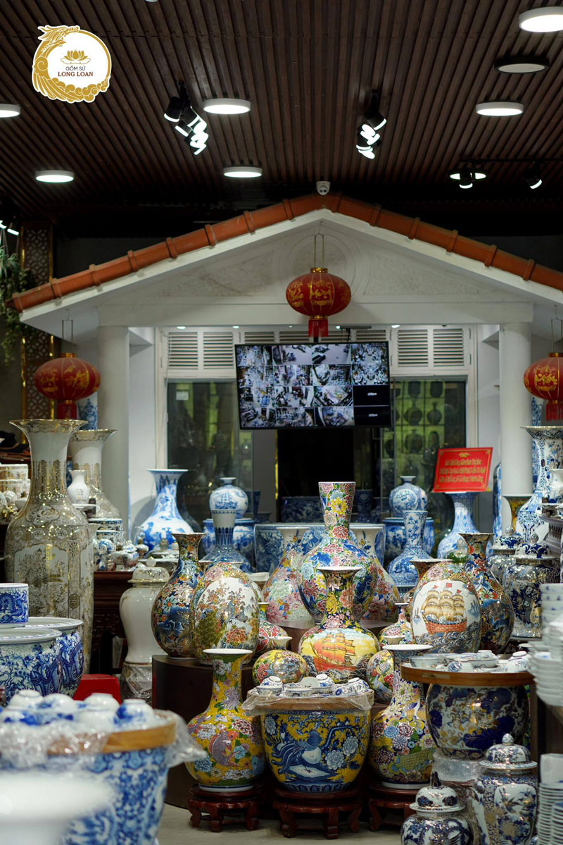 Showroom gốm sứ Long Loan trưng bày đồ thờ và đồ gốm Bát Tràng