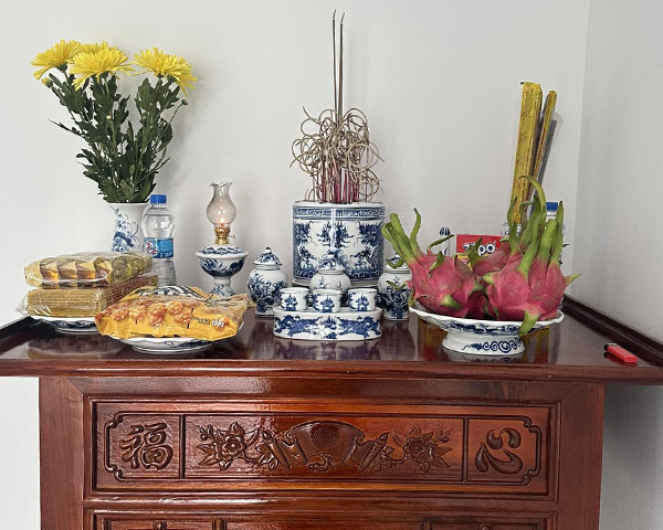 Bàn thờ kích thước nhỏ với 1 đèn dầu thắp hương
