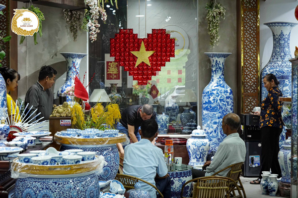 Showroom gốm sứ Long Loan trưng bày các dòng sản phẩm gốm sứ men lam Bát Tràng